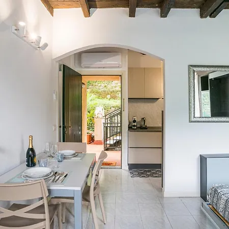 Guesthost - Lovely Lakefront Studio-flat * نيسّو