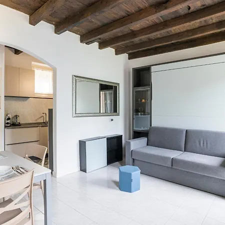 Guesthost - Lovely Lakefront Studio-flat نيسّو