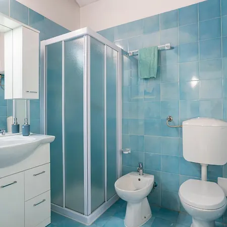 Guesthost - Lovely Lakefront Studio-flat *